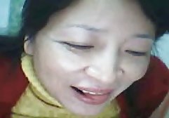 Roxane sevimli şaşkın hintli erotik onu kedi gösterir