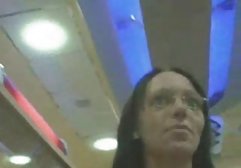 Dizlerinin üzerine Kobayashi Oral seks verir hintsex